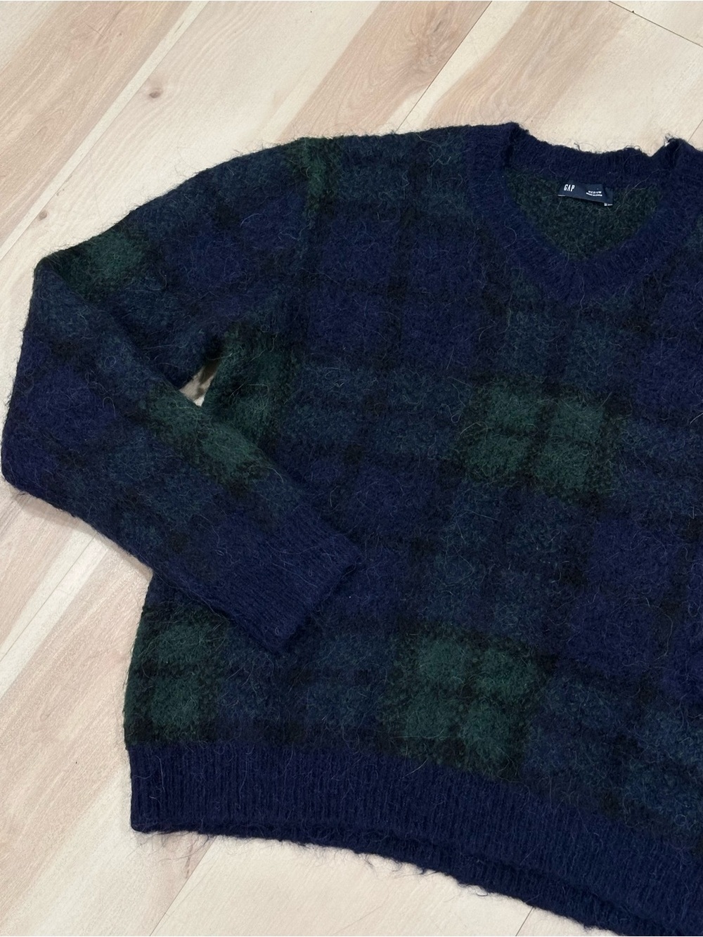 Gap Plaid V-Neck Sweater Blue Plaid Sz M soft, fuzzy texture preppy - Picture 7 of 11
